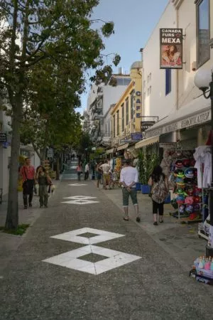 Offene Fußgängerpassage mit Menschen und Geschäften
