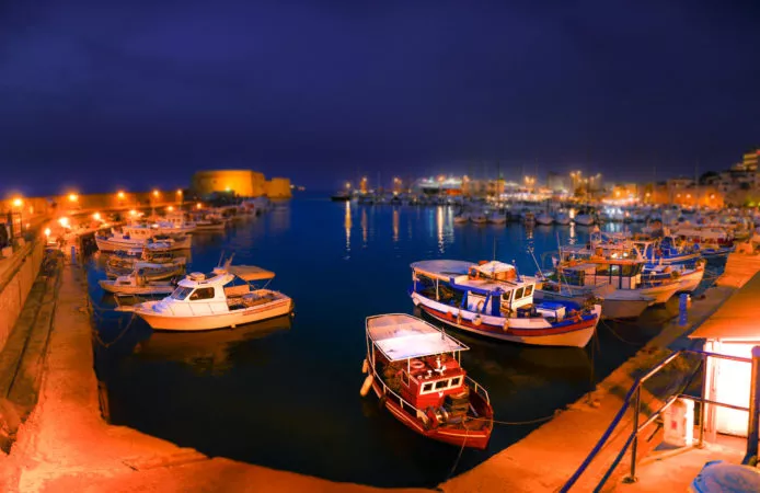 Hafen von Heraklion bei Nacht