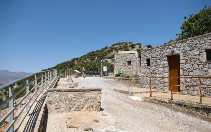 Eingangsbreich mit neuen Gebäuden bei dorischer Siedlung auf Kreta