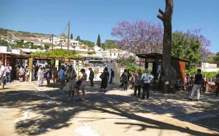 Eingangsbereich mit vielen Menschen beim Palast von Knossos