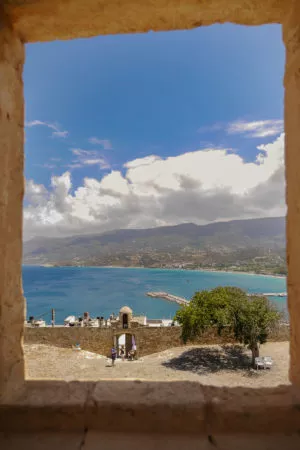 Blick auf Innenhof der Festung und dem blauen Meer von Sitia