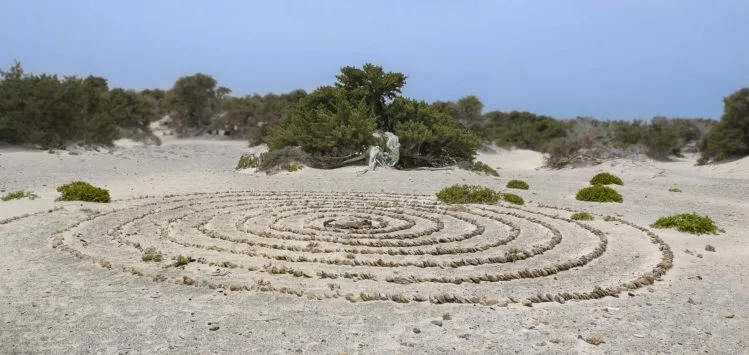 Ringe aus Steinen in Sand geleckt