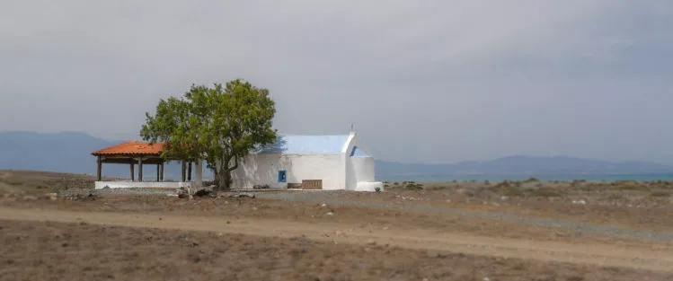Weiße kleine Kirche mit Baum