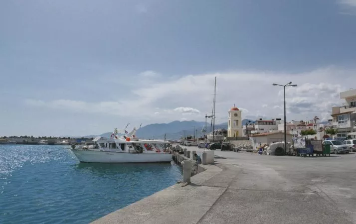 Ausflugsboot und weißer Turm in Hafen von Ierapetra