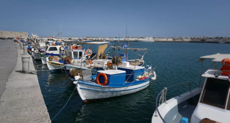Kleine blaue Fischerboote in einem Hafen