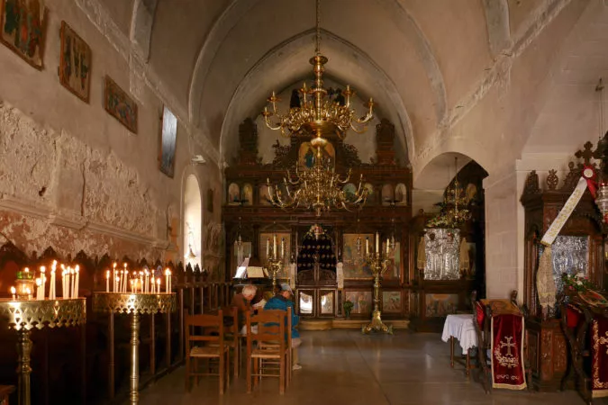 Reichlich geschmückter Altar in der Klosterkirche