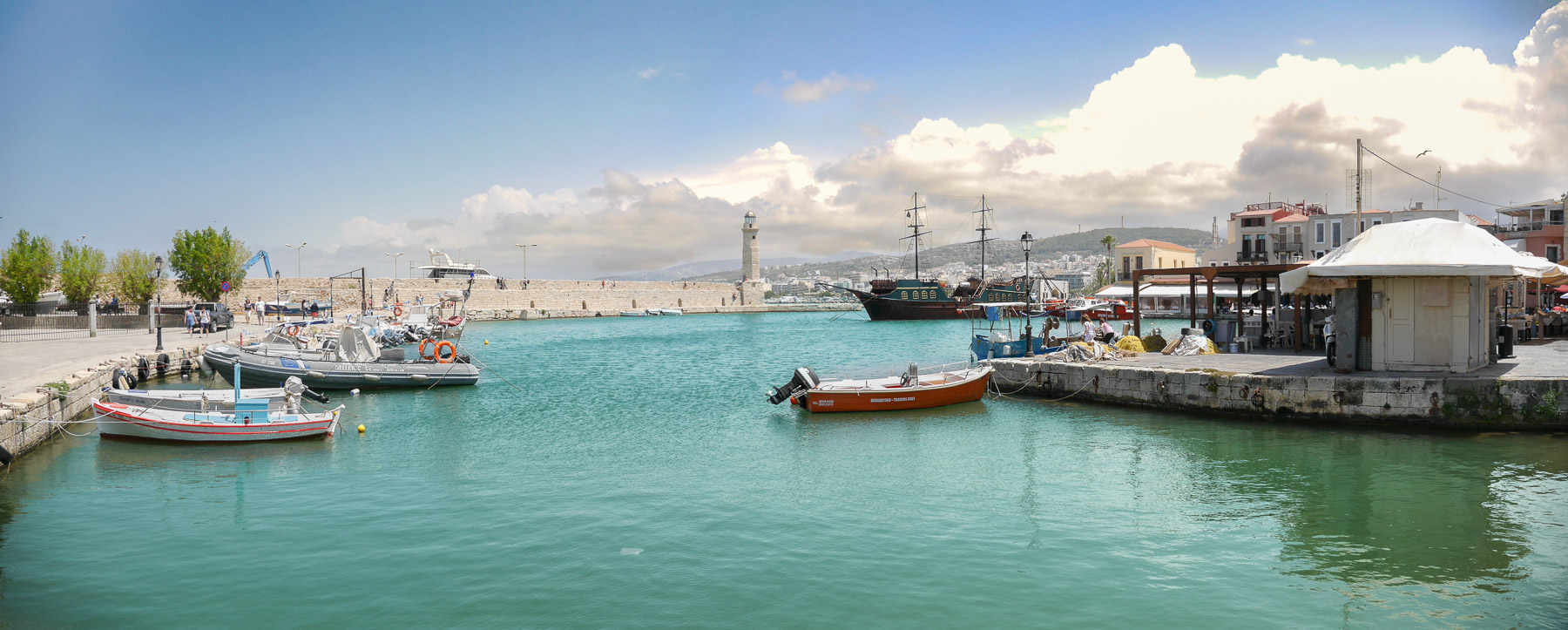 Hafen mit Leuchtturm und Fischerbooten