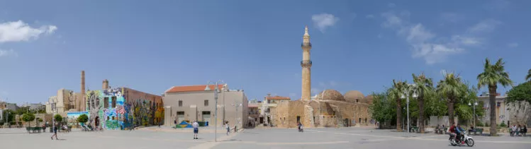 Panorama großer freier Platz mit Moschee Tis Nerandses