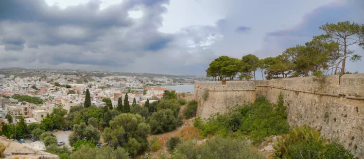 Panorama von Festungsmauer mit Blick auf Stadt Rethimno
