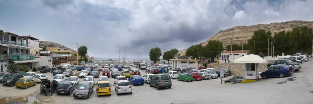 Parkplatz mit vielen Autos in Matala