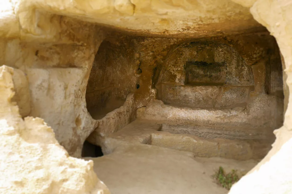 Römische Grabhöhle mit Bestattungskammern
