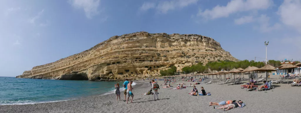 Strand und Felswand mit römischen Grabhöhlen in Matala