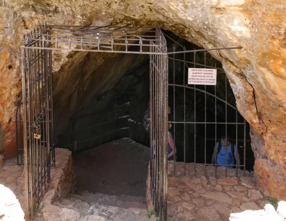 Eisentor vor Höhleneingang