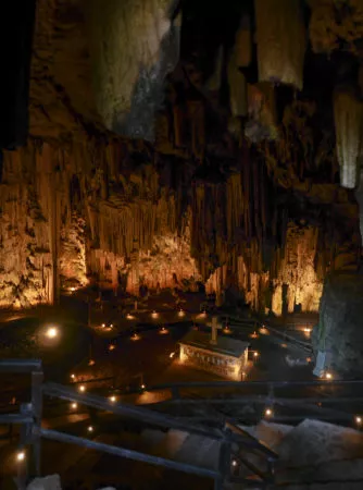 Höhle mit Altar in Mitte