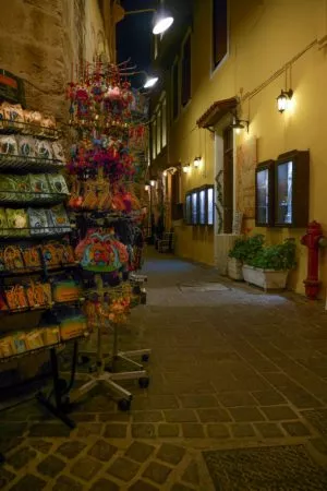 Gasse mit Souvenirständern bei Nacht in Chania