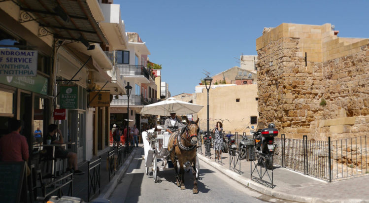 Pferdekutsche in Straße am Tag