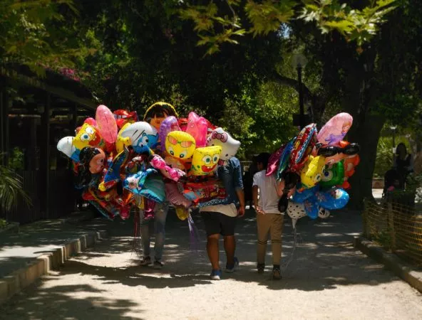 Bunte Luftballons getragen von 3 Männern
