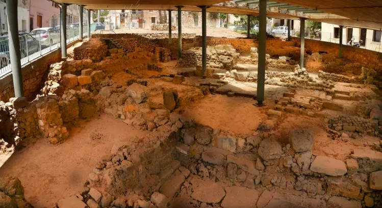 Überdachte Ausgrabungsstätte in Chania