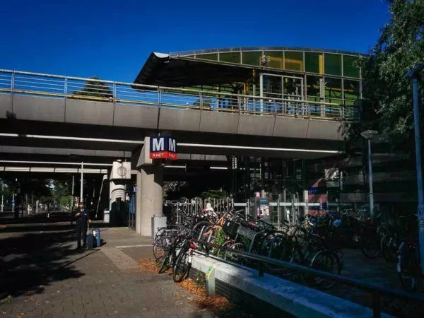 Bahnhof der Metro in Amsterdam von außen