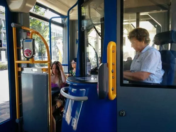 Fahrkartenverkäuferin in einer Straßenbahn in Amsterdam