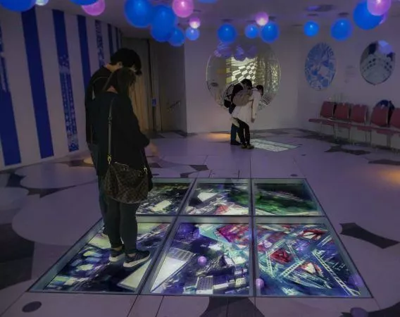 Besucher auf einem digitalen Glasfußboden