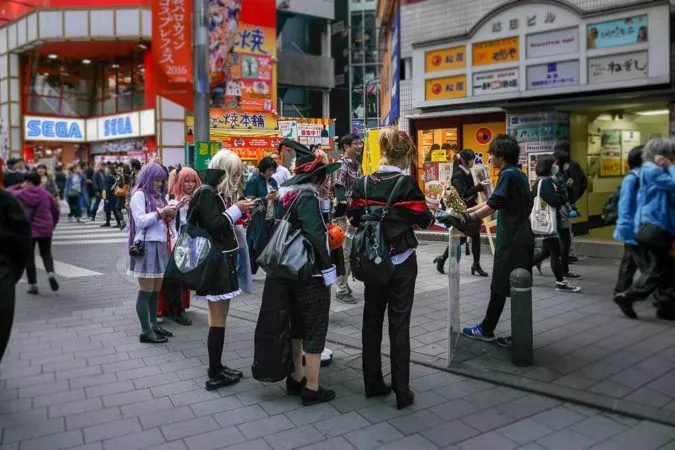 Junge mit Eule vor einem Eulencafe in Tokio