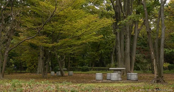 Foto: Sitzgruppen im Kitanomaru Park beim Kaiserpalast