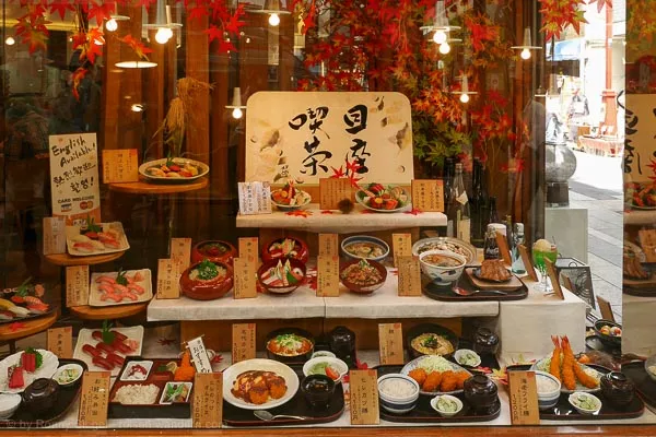 Modelle von Speisen in einem Schaufenster in Tokio