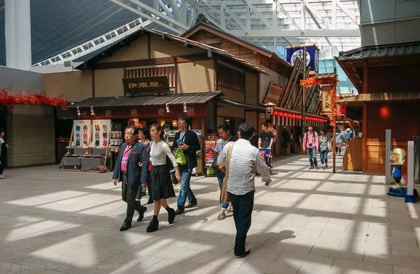 Kulisse des alten Edo im Flughafen Haneda in Tokio