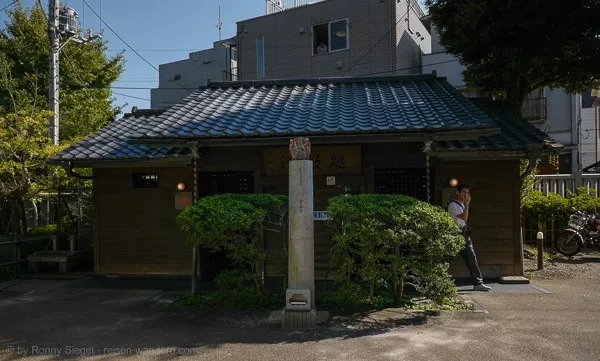 Öffentliche Toilette bei einem Tempel in Tokio