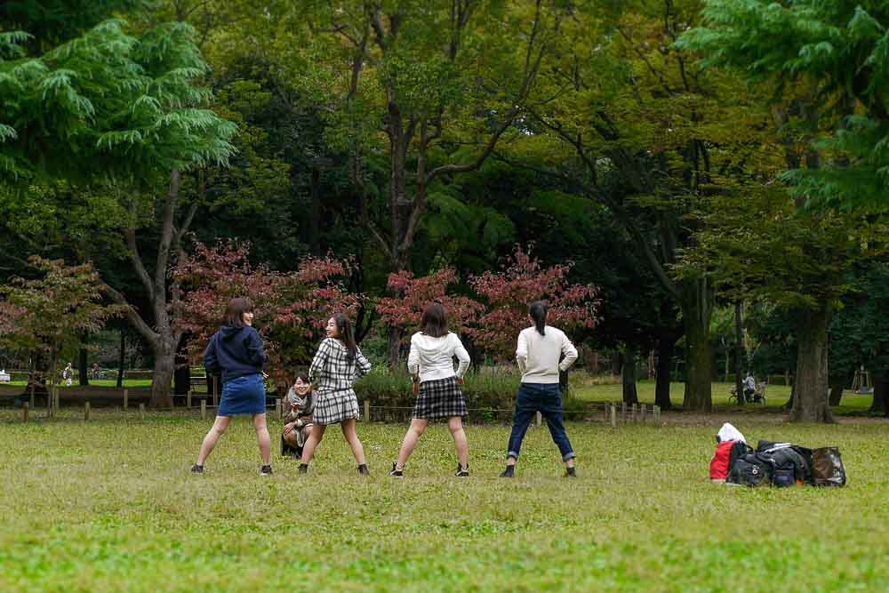 4 tanzende Mädchen auf Rasen im Yoyogi Park