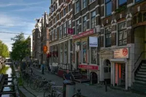 Straße am Kanal im Rotlichtviertel von Amsterdam