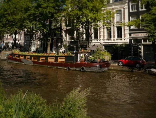 Boot mir Pflanzengarten in Amsterdam
