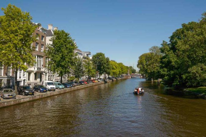Kanal in Amsterdam mit Motorboot