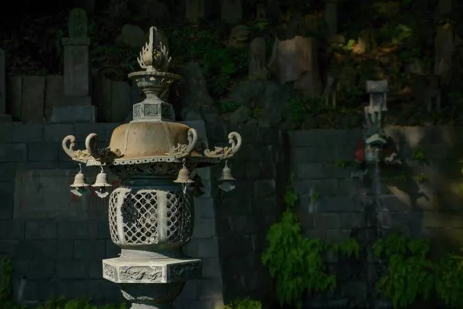 Japanische Steinlampe im Ryusen-ji Tempel