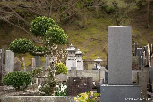 Friedhof im Kenchō-ji Tempel in Kamakura