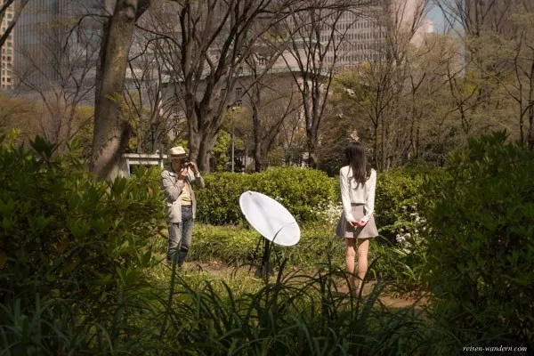 Japanisches Fotomodell im Hibiya Park in Tokio bei Fotosession
