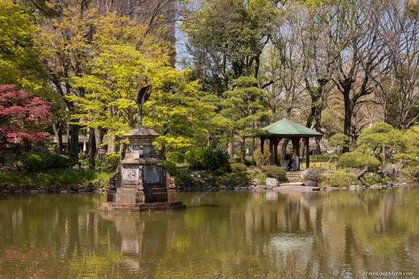 Kumogata Teich im Hibiya Park mit Statue eines Kranich