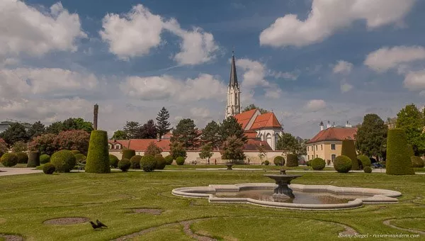 Bild: Parkanlage mit Kirche im Schönbrunner Schlosspark