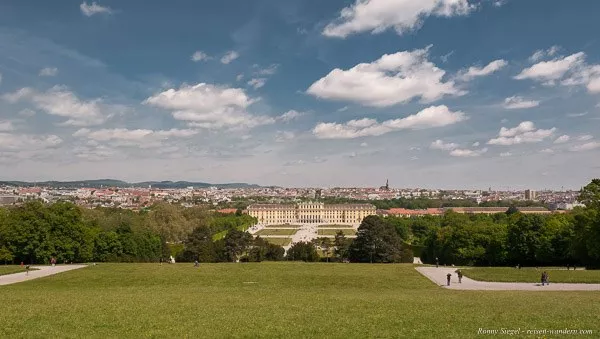 Bild: Blick auf das Schloss Schönbrunn von der Gloriette