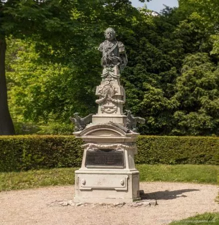 Bild: Statue im Schönbrunner Schlosspark