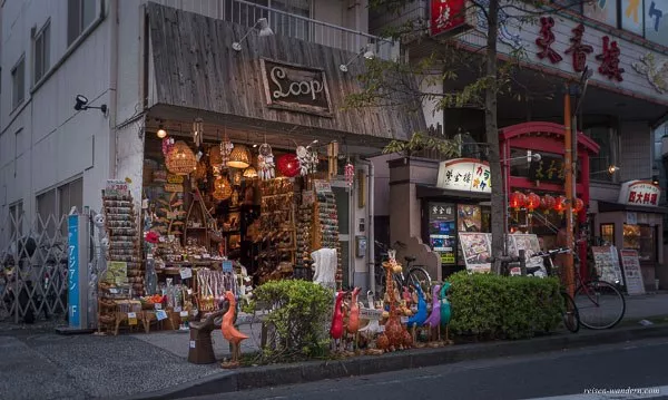 Bild: Straßengeschäft mit bunten Holztieren in Yokohama Chinatown