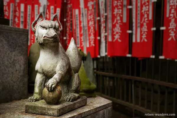 Statue eines Fuchs im Toyokawa Inari Tempel Tokyo Betsuin in Asa