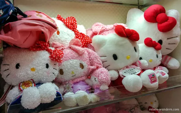 Hello Kitty Figuren in einem Regal
