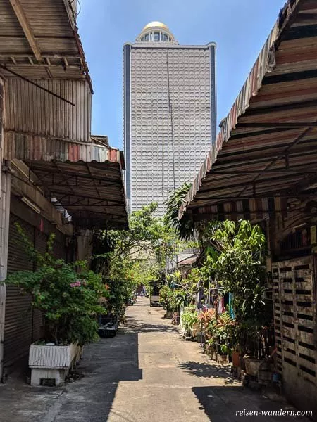 Gasse mit Wolkenkratzer in Bangkok