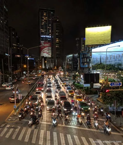 Kreuzung am Abend in Asak in Bangkok