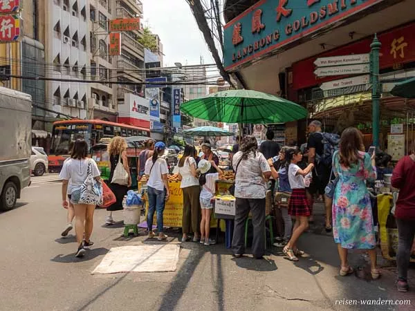 Chinatown mit Essensstand in Bangkok