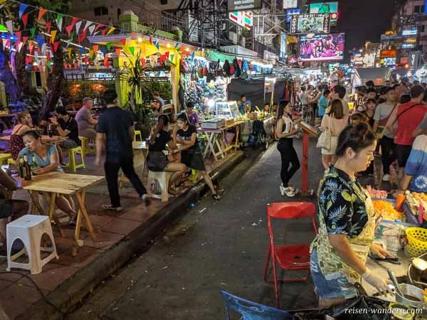 Abendleben auf der Khao San Road in Bangkok