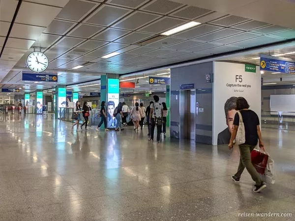 Zugang zu den Bahnsteig in der U-Bahn in Bangkok