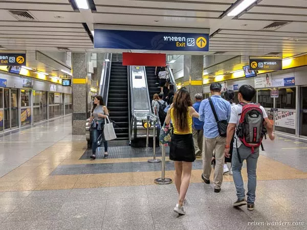 Rolltreppe am Bahnsteig der U-Bahn in Bangkok